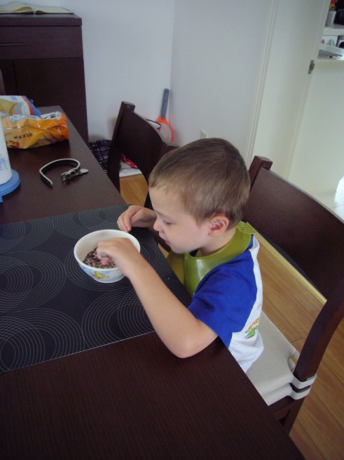 les céréales au petit déj' (il aime mais le biberon reste sa priorité le matin !)