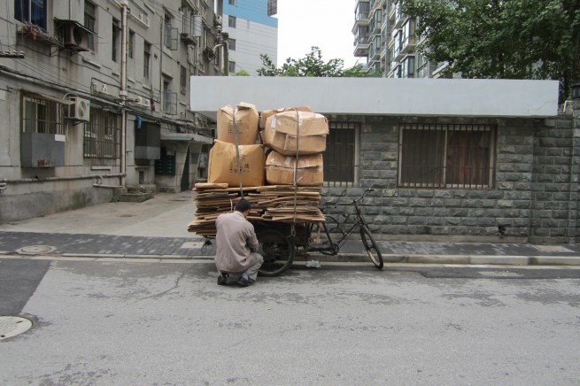 Les chinois arrivent à transporter beaucoup de choses sur très peu de chose !