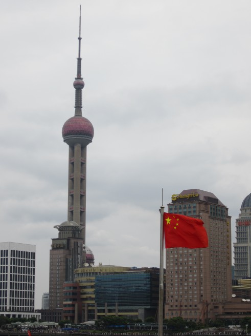 un drapeau chinois devant un des temples du capitalisme de Shanghai