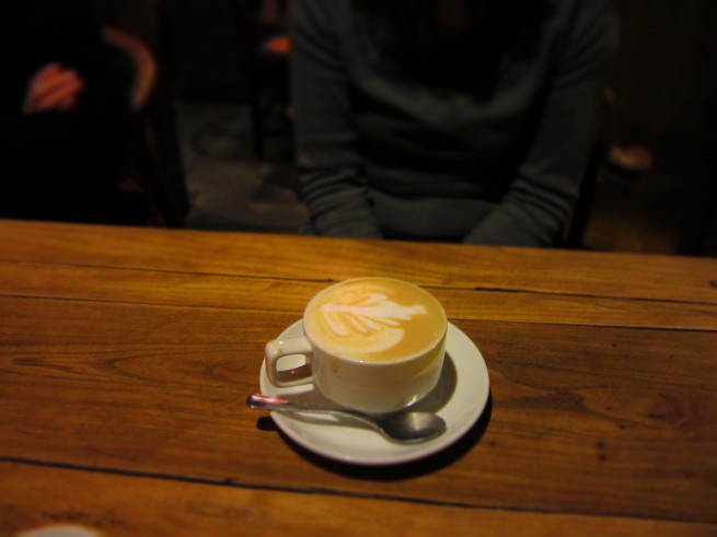 Dans un restaurant vietnamien à Beijing, j'ai commandé un cappucino. Rien d'extraordinaire mais pour ceux qui ont vu le film "The green Hornet", vous remarquerez la feuille dessinée avec le lait.