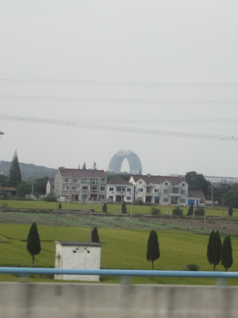 Aux alentours de Shanghai, en revenant de Anji : Regardez au fond, c'est un immeuble !
