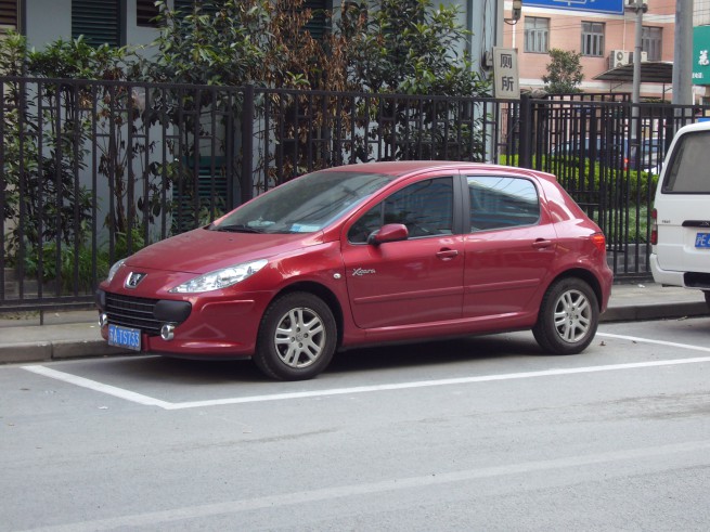 Vous risquez de ne pas très bien voir mais c'est une Peugeot Xsara