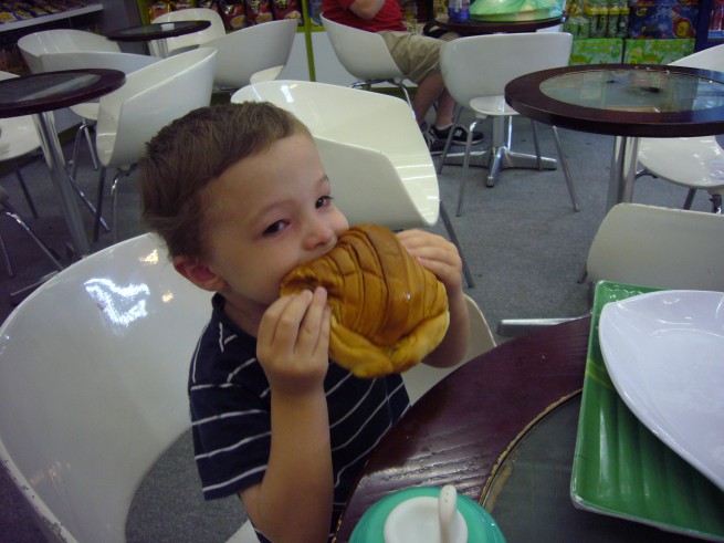 Nathan est une crevette mais tout de même ! Vous avez vu la taille du croissant ?!