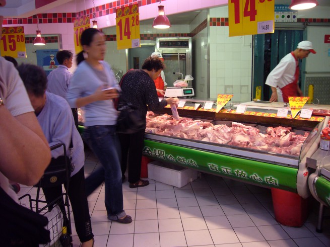 A Carrefour, vous remarquerez qu'il n'y a pas de vitre qui sépare la viande des clients. Les clients choisissent donc leur viande en ... touchant !